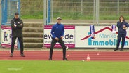 Fußballtrainer Thomas Franke feuert sein Team an © Screenshot 