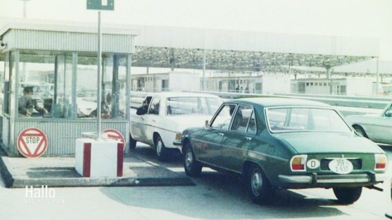 Archivaufnahme: Autos stehen an einem Grenzübergang zur DDR in der Schlange. © Screenshot 