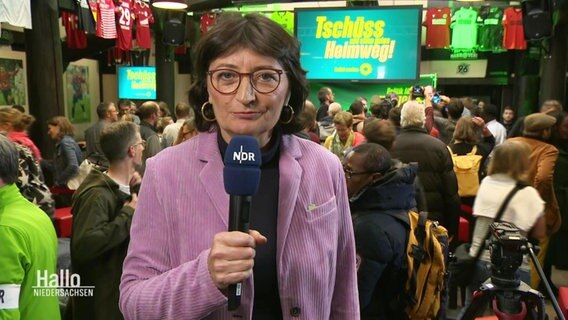 Reporterin Antje Schmidt berichtet live von der Veranstaltung der Grünen vom Landtagswahlkampf in Hannover 2022. © Screenshot 
