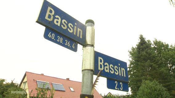 Ein Straßenschild auf dem in beide Richtungen das Wort "Bassin" zeigt. © Screenshot 