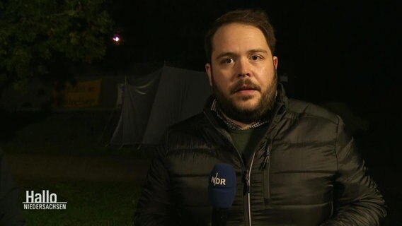 Jan Bockemüller berichtet über den Protest in der Leinenmarsch. © Screenshot 