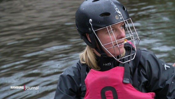 Nicole Steins beim Kanu-Polo. © Screenshot 