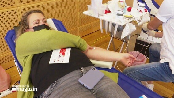 Blutabnahme bei Freiwilligen. © Screenshot 