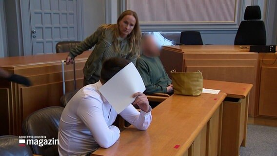 Zwei Männer sitzen im Gericht. Sie sind unkenntlich gemacht. © Screenshot 