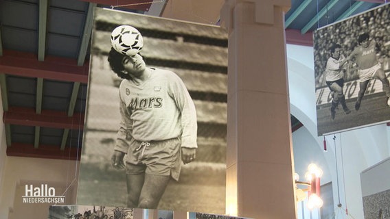 Schwarzweißfotos von Diego Maradona in der Kirche St. Heinrich in Hannover © Screenshot 