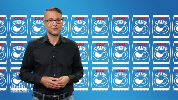 Torsten Hildebrandt vor einer Grafik von CDU-Chips-Tüten © Screenshot 