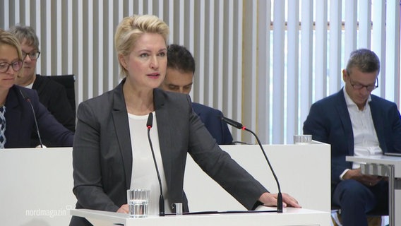 Ministerpräsidentin Schwesig spricht im Landtag. © Screenshot 