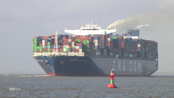 Ein großes Containerschiff auf einem Fluss. © Screenshot 