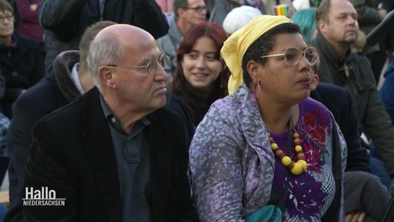 Gregor Gysi sitzt im Publikum bei einer Wahlkampfveranstaltung. © Screenshot 