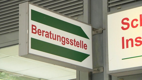 Auf einem Schild steht Beratungsstelle. © Screenshot 