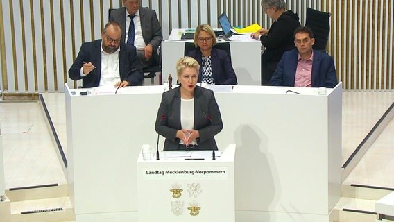 Manuela Schwesig an einem Rednerpult. © Screenshot 