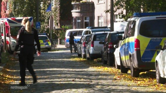 Polizeiwagen auf einer Straße in Schwerin. © Screenshot 