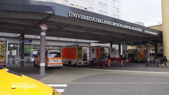 Ein Eingangsbereich mit Rettungswägen des Universitätsklinikums Schleswig-Holstein. © Screenshot 