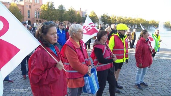 Menschen protestieren auf der Straße. © Screenshot 