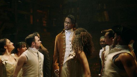 Darsteller des Musicals "Hamilton" auf der Bühne. © Screenshot 