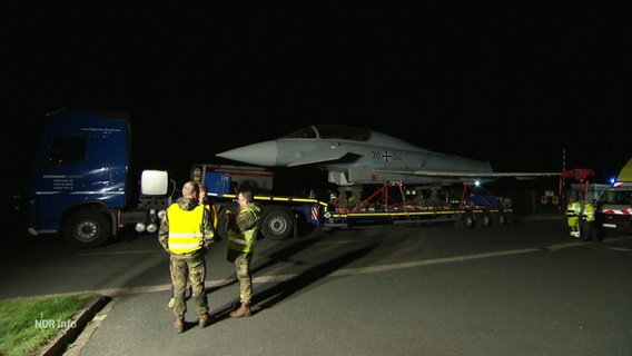 Ein Eurofighter wird des Nachts auf einem Anhänger transportiert. © Screenshot 