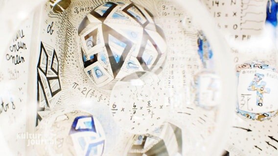 Teile einer Kunstausstellung mit Zahlen und geometrischen Formen. © Screenshot 