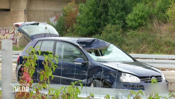 Ein Auto, dessen Dach und Winschutzscheibe von einem schweren Gegenstand durschlagen wurde. © Screenshot 