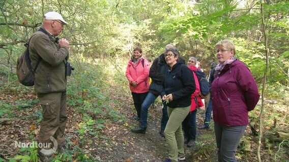 Ranger Thomas Papke mit einer Wandergruppe im Biosphärenreservat Südost-Rügen. © Screenshot 