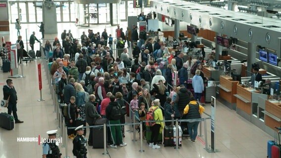 Blick auf Menschen die am Hamburger Flughafen für einen Check-in anstehen. © Screenshot 