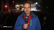 NDR Reporter Lars Pegelow live vorm Volksparkstadion am 08.10.2022 © Screenshot 