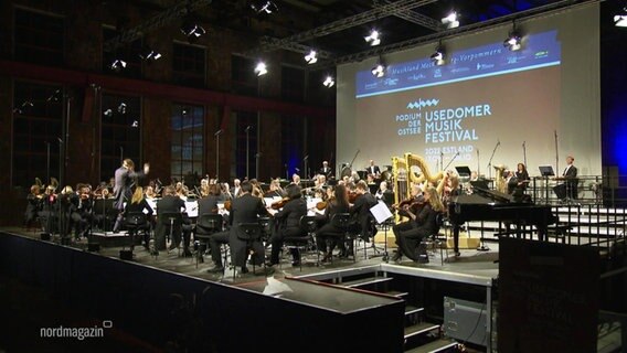 Ein Orchester spielt auf dem Usedomer Musikfestival Peenemünde. © Screenshot 