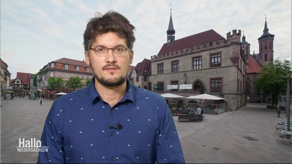 Alexander Hensel vom Göttinger Institut für Demokratieforschung ist per Video ins Studio geschaltet. © Screenshot 