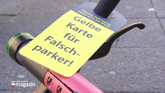 An einem auf dem Boden liegenden E-Scooter hängt ein gelber Hinweiszettel. © Screenshot 