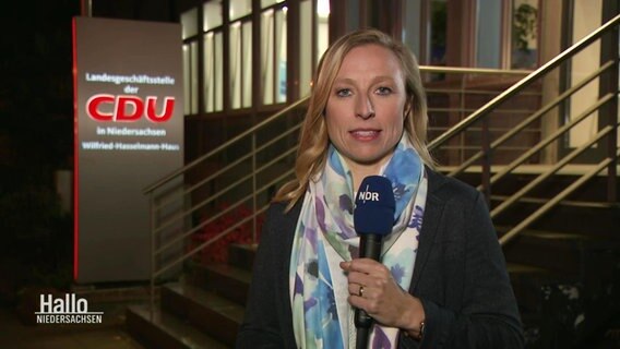 Die Reporterin Tina Alfes vor der CDU-Zentrale © Screenshot 