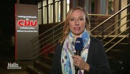 Die Reporterin Tina Alfes vor der CDU-Zentrale © Screenshot 