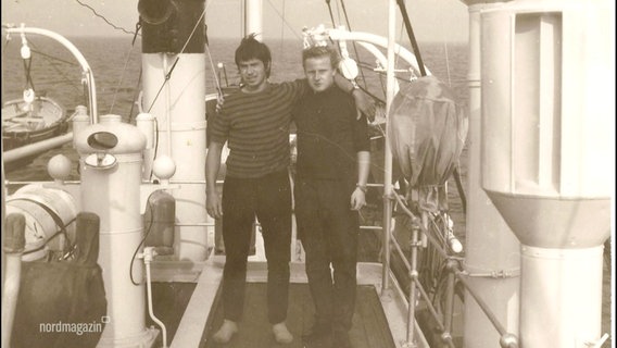 Archivbild: Zwei Männer stehen Arm in Arm auf einem Schiff. © Screenshot 