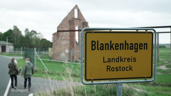 Das Ortschild des Dorfes Blankenhagen bei Rostock. © Screenshot 