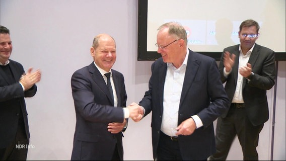 Kanzler Scholz schüttelt dem niedersächsischen Wahlsieger Weil (beide SPD) fröhlich die Hand. © Screenshot 