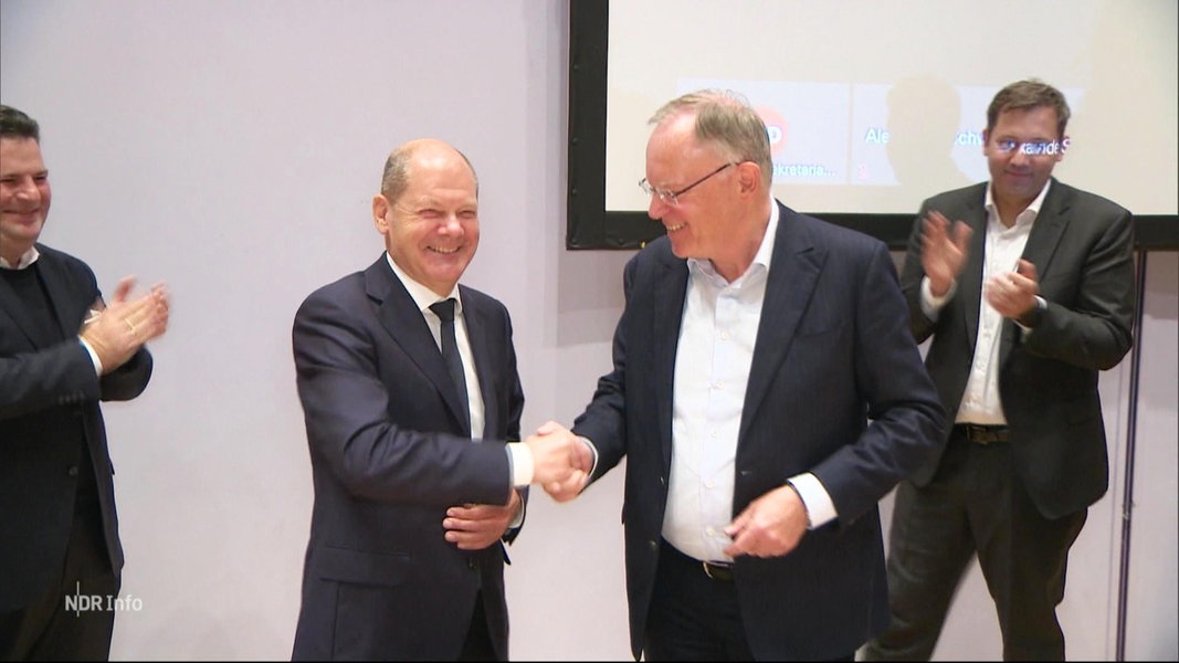 Kanzler Scholz schüttelt dem niedersächsischen Wahlsieger Weil (beide SPD) fröhlich die Hand.