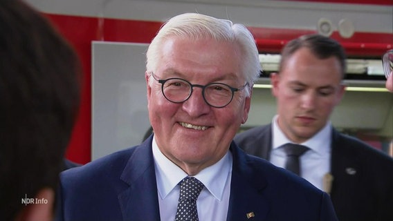 Bundespräsident Steinmeier lächelt für die Kamera. © Screenshot 