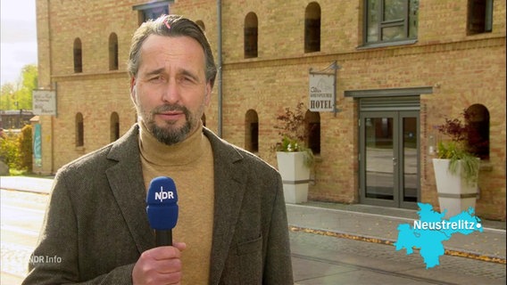 Der Reporter Stefan Weidig in Neustrelitz © Screenshot 
