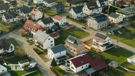 Blick aus der Vogelperspektive auf eine größere Wohnsiedlung mit Einfamilienhäusern. © Screenshot 