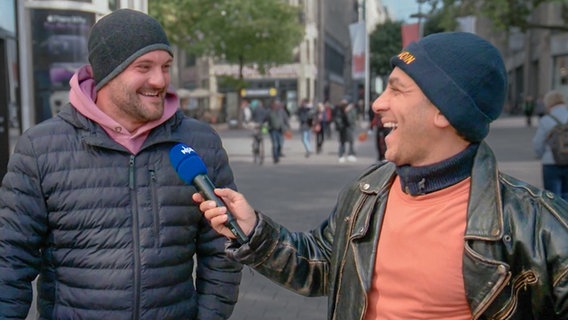 Reporter Rollo führt ein Interview in der Fußgängerzone © NDR 