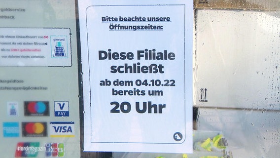 Schild an einer Filiale über die verkürzten Öffnungszeiten © Screenshot 
