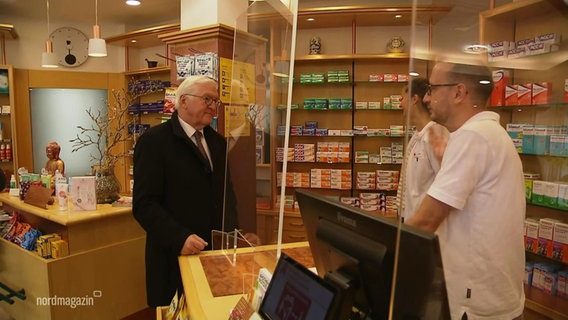 Frank-Walter Steinmeier in einer Apotheke in Neustrelitz © Screenshot 