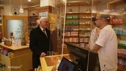 Frank-Walter Steinmeier in einer Apotheke in Neustrelitz © Screenshot 