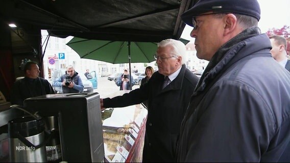 Bundespräsident Steinmeier an einem Marktstand in Neustrelitz © Screenshot 