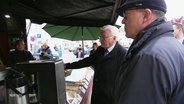 Bundespräsident Steinmeier an einem Marktstand in Neustrelitz © Screenshot 