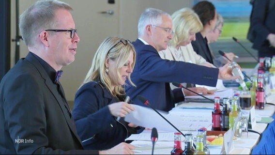 Die Verkehrsminister der Länder sitzen an einem längeren Sitzungstisch nebeneinander. © Screenshot 