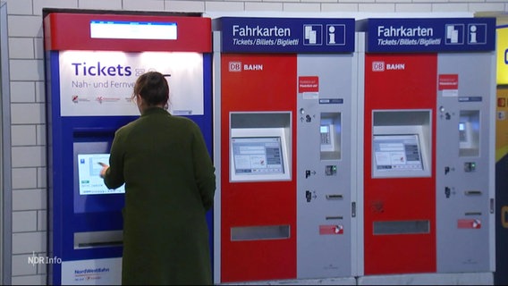 Eine Frau steht an einem Fahrkartenautomaten. © Screenshot 