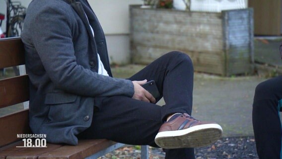 Ein Mann sitzt auf einer Bank. © Screenshot 
