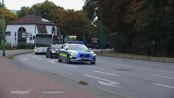 Eine Polizeistreife begleitet einen Autokorso. © Screenshot 