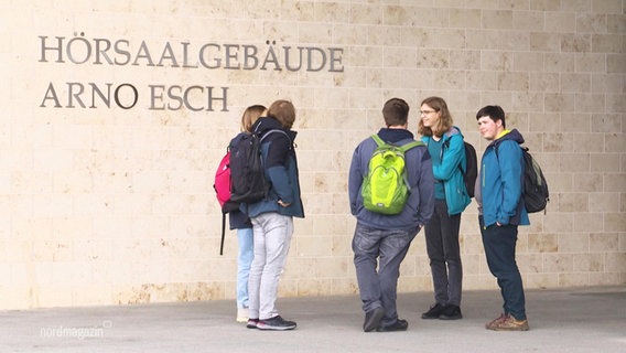 Studierende stehen vor einem Uni-Gebäude. © Screenshot 