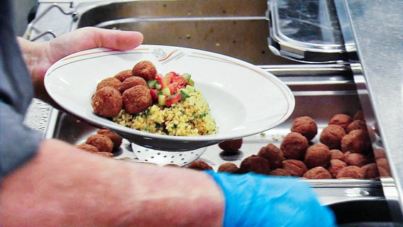 Falafelbällchen in der vegetarischen Mensa © Screenshot 