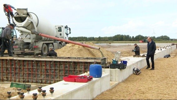 Der Büsumer bei der Besichtigung seiner Baustelle zur regenerativen Wasserklärung © Screenshot 